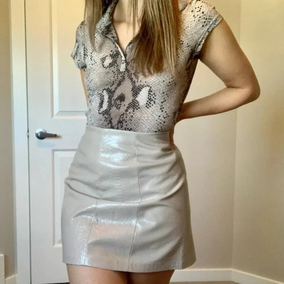 Aritzia Babaton Modern Vegan Leather Croc Embossed Mini Skirt Beige Size 0 - Picture 3 of 13